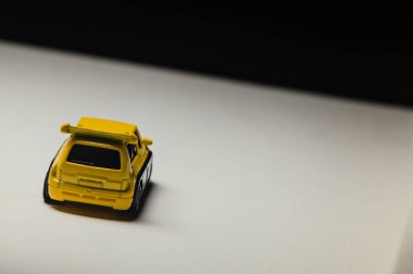 Mantova, İtalya - 28 ARALIK 2025 - Renault Espace F1 'in sarı ve siyah üniformalı kopyaları yarış pistinde koşuyormuş gibi yapıyorlar.