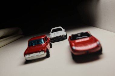 Mantova, İtalya - 28 Aralık 2025 - Bir Alfa Romeo Giulietta Spider, bir Alfa Romeo Giulia Sprint ve bir Alfa Romeo Alfetta GT yarış pistinde yarış pistinde yarış yapıyormuş gibi davranarak yarış pistinde