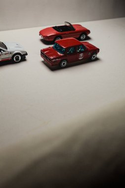 Mantova, İtalya - 28 Aralık 2025 - Bir Alfa Romeo Giulietta Spider, bir Alfa Romeo Giulia Sprint ve bir Alfa Romeo Alfetta GT yarış pistinde yarış pistinde yarış yapıyormuş gibi davranarak yarış pistinde