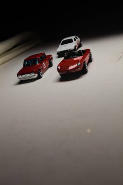 Mantova, İtalya - 28 Aralık 2025 - Bir Alfa Romeo Giulietta Spider, bir Alfa Romeo Giulia Sprint ve bir Alfa Romeo Alfetta GT yarış pistinde yarış pistinde yarış yapıyormuş gibi davranarak yarış pistinde