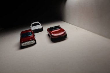 Mantova, İtalya - 28 Aralık 2025 - Bir Alfa Romeo Giulietta Spider, bir Alfa Romeo Giulia Sprint ve bir Alfa Romeo Alfetta GT yarış pistinde yarış pistinde yarış yapıyormuş gibi davranarak yarış pistinde