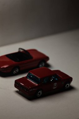 Mantova, İtalya - 28 Aralık 2025 - Bir Alfa Romeo Giulietta Spider, bir Alfa Romeo Giulia Sprint ve bir Alfa Romeo Alfetta GT yarış pistinde yarış pistinde yarış yapıyormuş gibi davranarak yarış pistinde