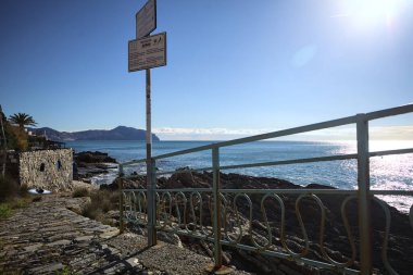 Güneşli bir günde yukarıdan görünen kayalıklardaki kayalıklardan aşağıya doğru inen yol.