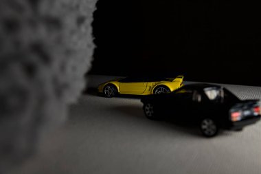 Mantova, İtalya - 3RD JANUARY 2025 - 1990 model Acura NSX ve 1984 model Toyota MR2 'nin kopyaları, gri bir kumaş parçasının yanında, uçurumun kenarındaki bir dağ yolunda yarış yapıyormuş gibi yapıyor.