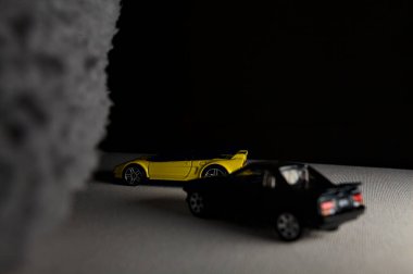 Mantova, İtalya - 3RD JANUARY 2025 - 1990 model Acura NSX ve 1984 model Toyota MR2 'nin kopyaları, gri bir kumaş parçasının yanında, uçurumun kenarındaki bir dağ yolunda yarış yapıyormuş gibi yapıyor.