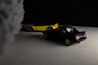 Mantova, İtalya - 3RD JANUARY 2025 - 1990 model Acura NSX ve 1984 model Toyota MR2 'nin kopyaları, gri bir kumaş parçasının yanında, uçurumun kenarındaki bir dağ yolunda yarış yapıyormuş gibi yapıyor.