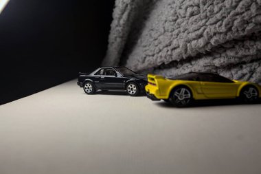 Mantova, İtalya - 3RD JANUARY 2025 - 1990 model Acura NSX ve 1984 model Toyota MR2 'nin kopyaları, gri bir kumaş parçasının yanında, uçurumun kenarındaki bir dağ yolunda yarış yapıyormuş gibi yapıyor.