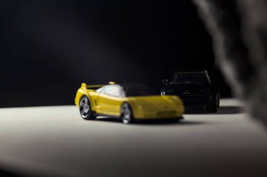 Mantova, İtalya - 3RD JANUARY 2025 - 1990 model Acura NSX ve 1984 model Toyota MR2 'nin kopyaları, gri bir kumaş parçasının yanında, uçurumun kenarındaki bir dağ yolunda yarış yapıyormuş gibi yapıyor.