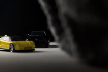 Mantova, İtalya - 3RD JANUARY 2025 - 1990 model Acura NSX ve 1984 model Toyota MR2 'nin kopyaları, gri bir kumaş parçasının yanında, uçurumun kenarındaki bir dağ yolunda yarış yapıyormuş gibi yapıyor.