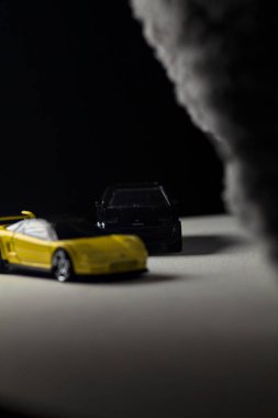 Mantova, İtalya - 3RD JANUARY 2025 - 1990 model Acura NSX ve 1984 model Toyota MR2 'nin kopyaları, gri bir kumaş parçasının yanında, uçurumun kenarındaki bir dağ yolunda yarış yapıyormuş gibi yapıyor.