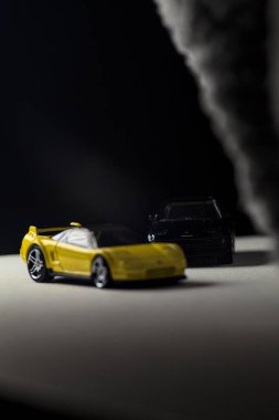 Mantova, İtalya - 3RD JANUARY 2025 - 1990 model Acura NSX ve 1984 model Toyota MR2 'nin kopyaları, gri bir kumaş parçasının yanında, uçurumun kenarındaki bir dağ yolunda yarış yapıyormuş gibi yapıyor.