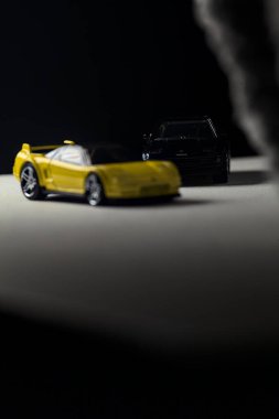 Mantova, İtalya - 3RD JANUARY 2025 - 1990 model Acura NSX ve 1984 model Toyota MR2 'nin kopyaları, gri bir kumaş parçasının yanında, uçurumun kenarındaki bir dağ yolunda yarış yapıyormuş gibi yapıyor.