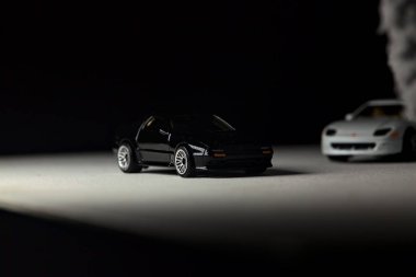 Mantova, İtalya - 3RD JANUARY 2025 - 1989 Mazda Savanna RX-7 'nin Ateşli Tekerlekleri ve Kibrit kutusu kopyaları ve beyaz bir tahtanın üzerinde beyaz bir kumaş parçasının yanında, uçurumun kenarındaki bir dağ yolunda yarış yapıyormuş gibi yapan Mitsubishi 3000 GT