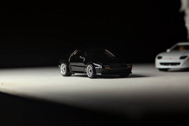 Mantova, İtalya - 3RD JANUARY 2025 - 1989 Mazda Savanna RX-7 'nin Ateşli Tekerlekleri ve Kibrit kutusu kopyaları ve beyaz bir tahtanın üzerinde beyaz bir kumaş parçasının yanında, uçurumun kenarındaki bir dağ yolunda yarış yapıyormuş gibi yapan Mitsubishi 3000 GT