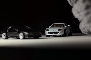 Mantova, İtalya - 3RD JANUARY 2025 - 1989 Mazda Savanna RX-7 'nin Ateşli Tekerlekleri ve Kibrit kutusu kopyaları ve beyaz bir tahtanın üzerinde beyaz bir kumaş parçasının yanında, uçurumun kenarındaki bir dağ yolunda yarış yapıyormuş gibi yapan Mitsubishi 3000 GT