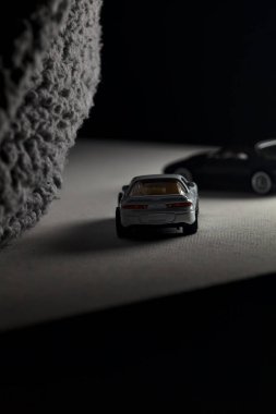 Mantova, İtalya - 3RD JANUARY 2025 - 1989 Mazda Savanna RX-7 'nin Ateşli Tekerlekleri ve Kibrit kutusu kopyaları ve beyaz bir tahtanın üzerinde beyaz bir kumaş parçasının yanında, uçurumun kenarındaki bir dağ yolunda yarış yapıyormuş gibi yapan Mitsubishi 3000 GT