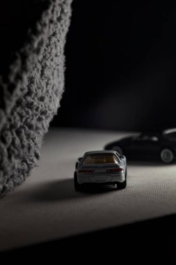 Mantova, İtalya - 3RD JANUARY 2025 - 1989 Mazda Savanna RX-7 'nin Ateşli Tekerlekleri ve Kibrit kutusu kopyaları ve beyaz bir tahtanın üzerinde beyaz bir kumaş parçasının yanında, uçurumun kenarındaki bir dağ yolunda yarış yapıyormuş gibi yapan Mitsubishi 3000 GT