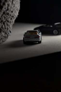 Mantova, İtalya - 3RD JANUARY 2025 - 1989 Mazda Savanna RX-7 'nin Ateşli Tekerlekleri ve Kibrit kutusu kopyaları ve beyaz bir tahtanın üzerinde beyaz bir kumaş parçasının yanında, uçurumun kenarındaki bir dağ yolunda yarış yapıyormuş gibi yapan Mitsubishi 3000 GT