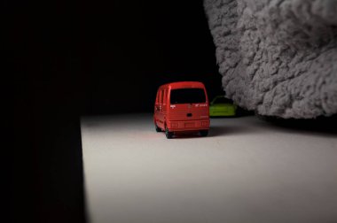 Mantova, İtalya - 3RD JANUARY 2025 Takara Tomy bir Suzuki 'nin kopyası Her Japon posta hizmetinde beyaz bir panoda, gri bir kumaş parçasının yanında, bir uçurumun kenarındaki bir dağ yolunda seyahat ediyormuş gibi yapıyor.