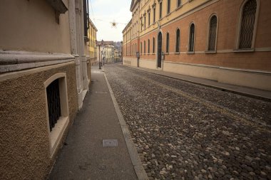 Sabahları italyan kasabasında saraylarla çevrili kaldırımlı bir bulvar.