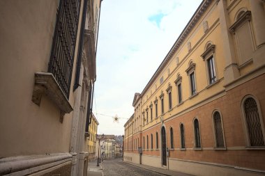 Sabahları italyan kasabasında saraylarla çevrili kaldırımlı bir bulvar.