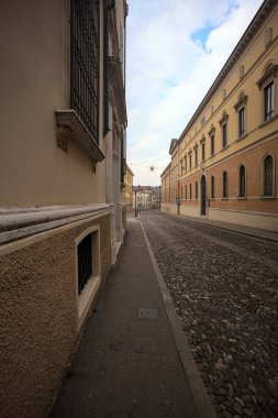 Sabahları italyan kasabasında saraylarla çevrili kaldırımlı bir bulvar.
