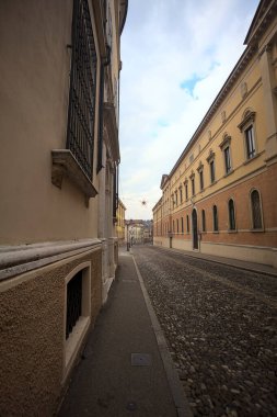 Sabahları italyan kasabasında saraylarla çevrili kaldırımlı bir bulvar.