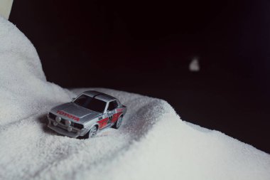 Mantova, İtalya - 10. HAZİRAN 2025 - Bir Toyota Celica GT Coupe 'nin Mayorette kopyası Karlı bir yolda, bir uçurumun yanında, dağlarda bir miting düzenler gibi