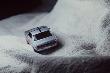 Mantova, İtalya - 10. HAZİRAN 2025 - Bir Toyota Celica GT Coupe 'nin Mayorette kopyası Karlı bir yolda, bir uçurumun yanında, dağlarda bir miting düzenler gibi