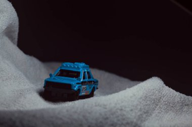 Mantova, İtalya - 10. HAZİRAN 2025 1970 tarihli bir Datsun 510 'un miting üniforması ve süslemesindeki kibrit kutusu kopyası.