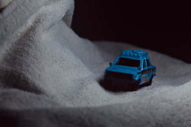 Mantova, İtalya - 10. HAZİRAN 2025 1970 tarihli bir Datsun 510 'un miting üniforması ve süslemesindeki kibrit kutusu kopyası.