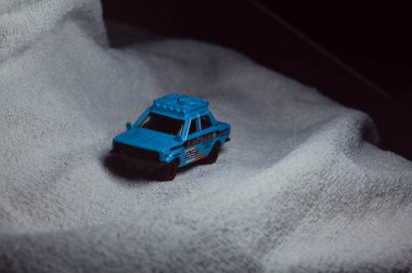 Mantova, İtalya - 10. HAZİRAN 2025 1970 tarihli bir Datsun 510 'un miting üniforması ve süslemesindeki kibrit kutusu kopyası.