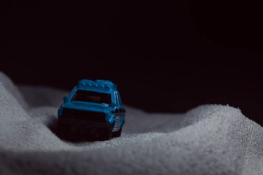 Mantova, İtalya - 10. HAZİRAN 2025 1970 tarihli bir Datsun 510 'un miting üniforması ve süslemesindeki kibrit kutusu kopyası.