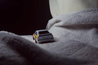 Mantova, İtalya - 10. HAZİRAN 2025 1984 Audi Spor Quattro 'sunun ralli üniforması ve süslemesindeki kopyası.