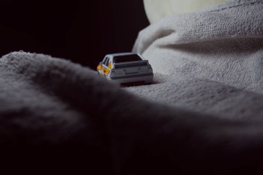 Mantova, İtalya - 10. HAZİRAN 2025 1984 Audi Spor Quattro 'sunun ralli üniforması ve süslemesindeki kopyası.