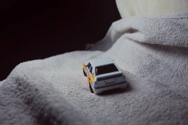 Mantova, İtalya - 10. HAZİRAN 2025 1984 Audi Spor Quattro 'sunun ralli üniforması ve süslemesindeki kopyası.