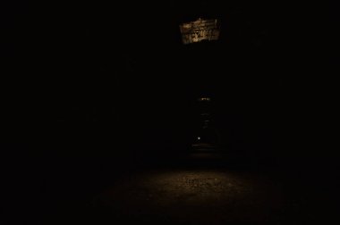 Bir kalenin tavanında delikleri olan taş altgeçit.