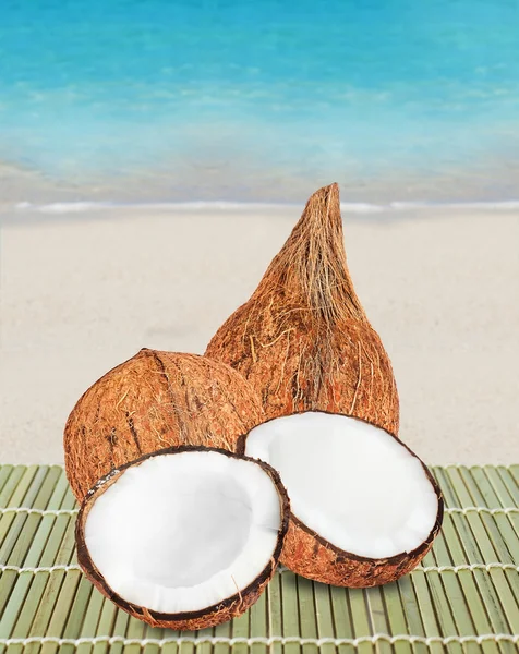 Duas metades de coco isolado em branco — Fotografia de Stock