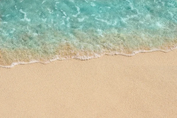 Weiche Welle des Meeres am Sandstrand — Stockfoto