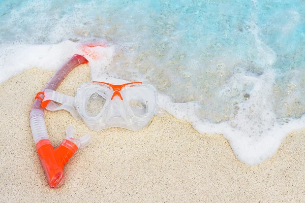 Yüzme maskesi kum üzerinde