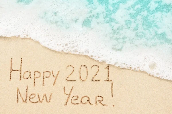 Feliz Año Nuevo 2021 escrito en la playa — Foto de Stock