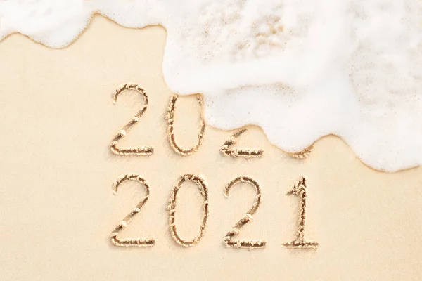 Kumlu sahilde yumuşak bir okyanus dalgası