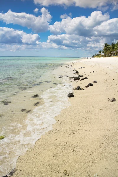 Mauritius kum plajındaki okyanus dalgası