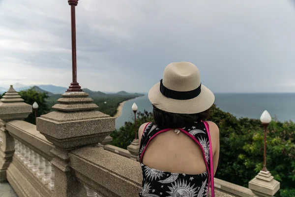 Sexy meisje zien het uitzicht op zee — Stockfoto