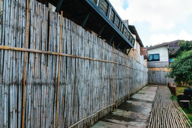 Bambu duvar ve bambu yol