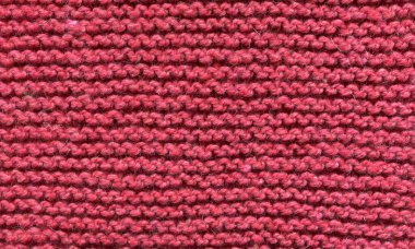 basit desenli, yatay sıralı, örülmüş kırmızı kumaş dokusu