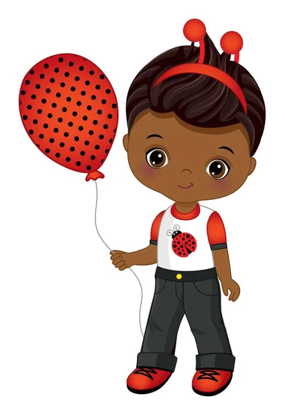 Lindo negro pequeño chico usando mariquita antena y celebración aire globo — Vector de stock