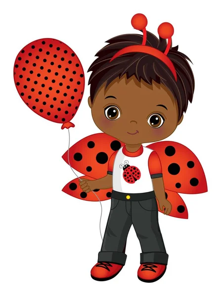 Schattig zwart jongetje dragen lieveheersbeestje antenne en houden luchtballon — Stockvector