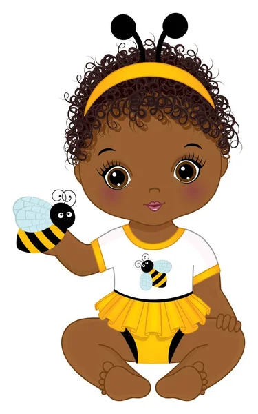 Linda niña negra vistiendo la diadema de la antena de la abeja y sosteniendo la abeja. Vector niña negra con abeja — Vector de stock