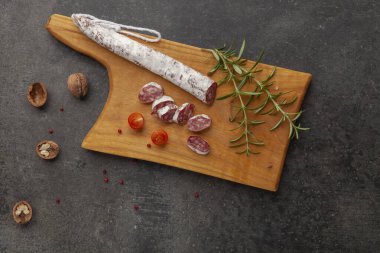 Sosis füme kurutulmuş salam eti açık hava atıştırmalığı arka plan kırsal yemek görüntüsü